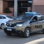 Placas trazem setas indicativas de sentido do trânsito