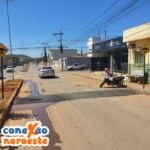 Carro abandonado na rua é guinchado em Unaí