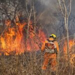 Bombeiros Militares combatem fogo em Unaí