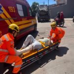 Corpo de Bombeiros de Unaí combate incêndio em caminhão
