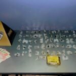 Denúncia de tiros leva PM a apreender arma e deter jovem em Buritis